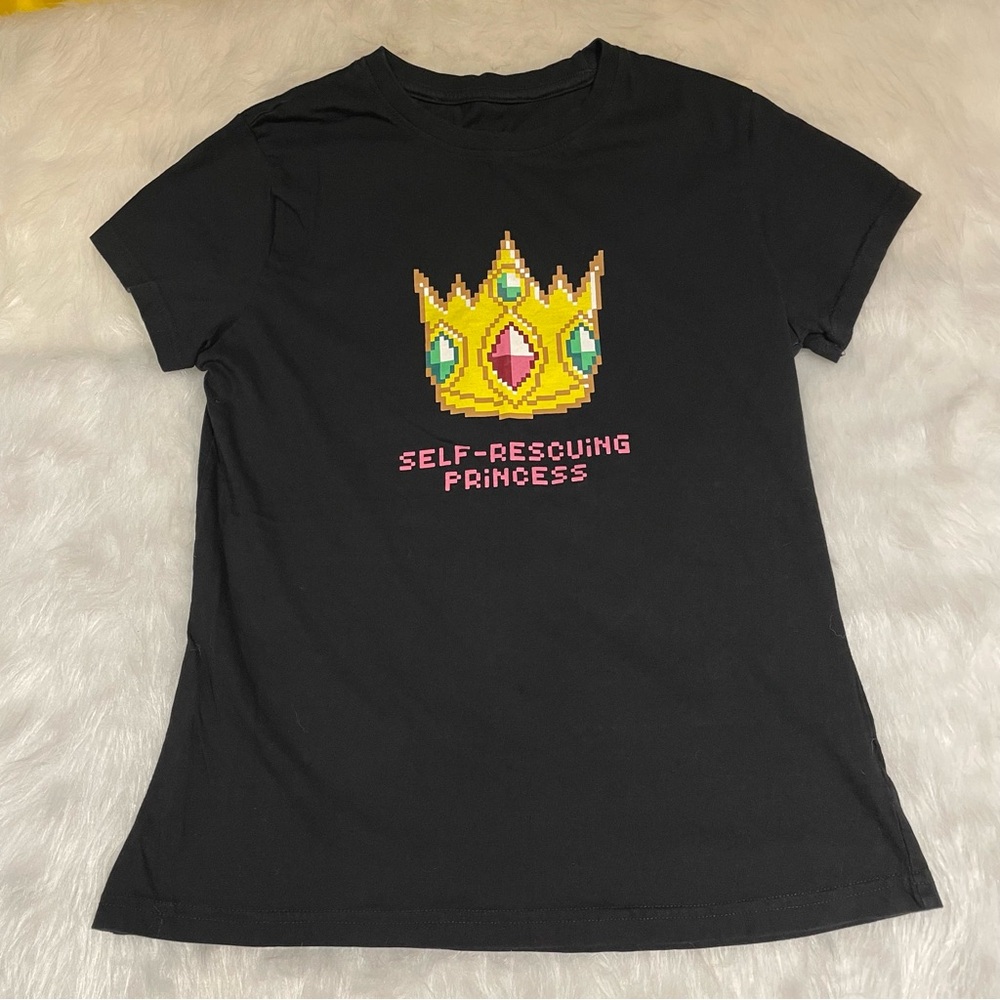 “SELF-RESCUiNG PRiNCESS” gamer T Shirt Size Medium
